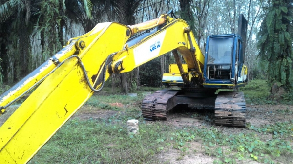 รถแบคโฮ KOBELCO  PC - 200 - 3    สนใจติดต่อ  081 - 6079515