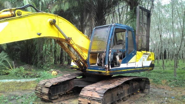 รถแบคโฮ KOBELCO  PC - 200 - 3    สนใจติดต่อ  081 - 6079515