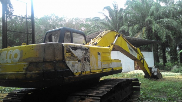 รถแบคโฮ KOBELCO  PC - 200 - 3    สนใจติดต่อ  081 - 6079515