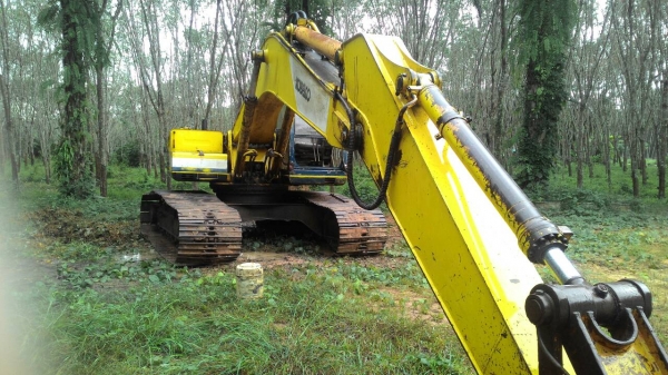 รถแบคโฮ KOBELCO  PC - 200 - 3    สนใจติดต่อ  081 - 6079515