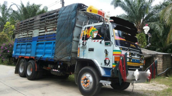 รถอีซูซุ 10 ล้อ หลังถนน FVM  195 แรงม้า. ปี 39.   สนใจติดต่อ  081 - 6079515