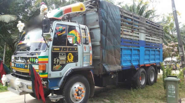 รถอีซูซุ 10 ล้อ หลังถนน FVM  195 แรงม้า. ปี 39.   สนใจติดต่อ  081 - 6079515