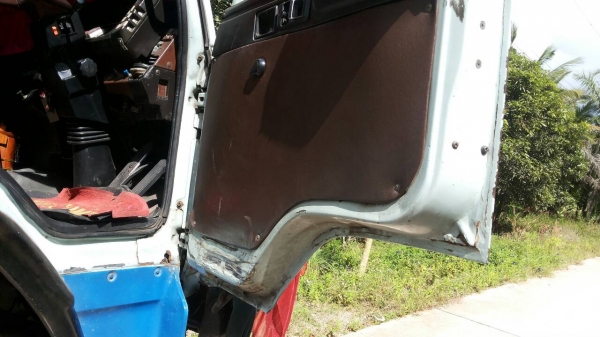 รถอีซูซุ 10 ล้อ หลังถนน FVM  195 แรงม้า. ปี 39.   สนใจติดต่อ  081 - 6079515