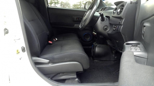 Toyota BB สีขาวมุก รถวิ่งน้อย สภาพสวยจี๊ด พูดเลยคะ