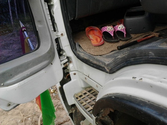 รถฮีโน่ 10 ล้อ ท้ายลาด FM3H  195 แรงม้า. ปี 39.   สนใจติดต่อ  081 - 6079515