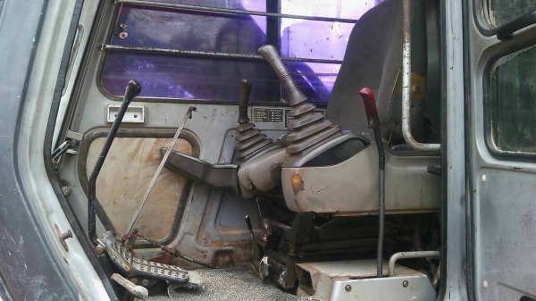 ขายรถแบคโฮ HITACHI EX200-2 ระบบไฟเต็ม ไม่มีเอกสาร ราคา 420000