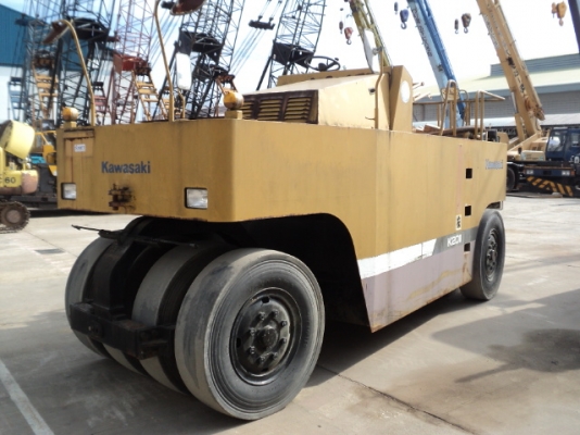 รถบดล้อยาง 9 ล้อ ยี่ห้อ คาวาซากิ รุ่น KR20D #2470 นำเข้าจากญี่ปุ่นค่ะ ราคาไม่แรง สนใจติดต่อ ใหม่ 061-4194022
