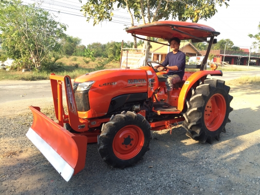 ขายรถไถคูโบต้า L4708(4WD)2เพลา พร้อมชุดอุปกรณ์ใบมีดดันดินหน้าและผานพรวน สนใจโทร 081-9136451 คุณโบว์