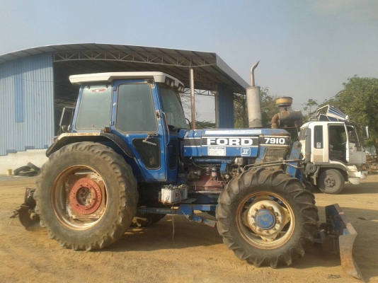 ขายรถไถฟรอด็   รุ่น8210  สองเพลาใหญ่านหน้าคาลาโล่10น๊อต  เล่มพร้อมโอน