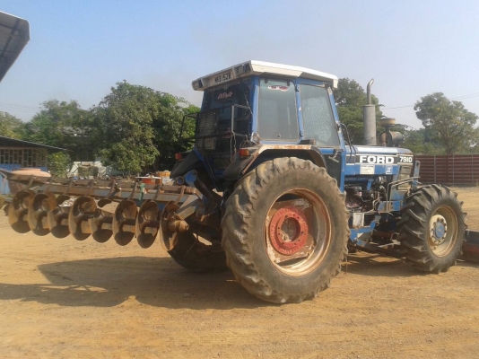 ขายรถไถฟรอด็   รุ่น8210  สองเพลาใหญ่านหน้าคาลาโล่10น๊อต  เล่มพร้อมโอน