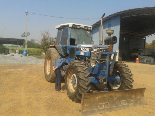 ขายรถไถฟรอด็   รุ่น8210  สองเพลาใหญ่านหน้าคาลาโล่10น๊อต  เล่มพร้อมโอน