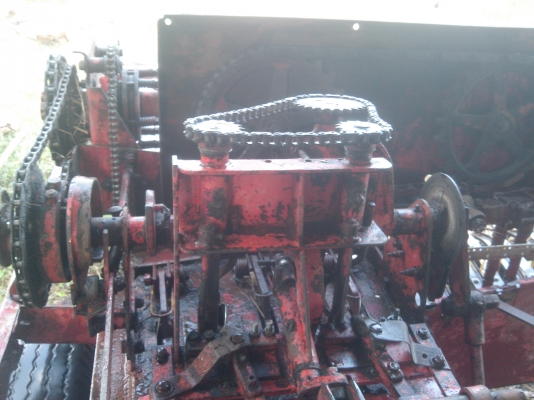 ขายถูกสุด ๆ เครื่องอัดฟาง New holland 370 หรือแลกรถนวดข้าว กระบะ  อีแต๋น รถไถเก่า