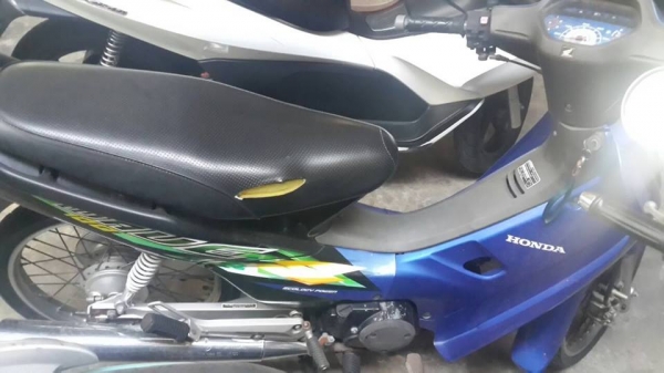 Honda Wave 100 S ปี 47 เครื่องดีเดิมๆ สภาพภายนอกดีเก่าเดิมๆ เบาะขาด เล่มพร้อมชุดโอน Honda Wave 100 S ปี 47 เครื่องดีเดิมๆ สภาพภายนอกดีเก่าเดิมๆ เบาะขาด เล่มพร้อมชุดโอน