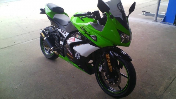 ขาย kawasaki Ninja250 คันนี้ 68000 ครับ ทะเบียนแท้ไม่ขาดต่อ รถสวยๆครับ ของแต่งพอมีครับ ท่อแต่งโยชิฟู ล้อหลังนินจา650 ผ้าเบรคหน้าหลังใหม่ น้ำมันเครื่องใหม่ มือเบรคมือคลัชแต่ง ครอบสวิงอามแต่ง ชิวหน้าแต่ง รถวิ่งน้อยครับ ขาย68000 สมุทรปราการครับ 086 992 9921