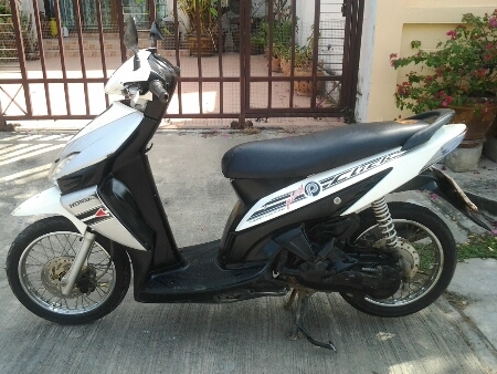 ขายมอไซค์ ปี52 ฮอนด้า คลิ๊ก PLAY เครื่อง110cc. เครื่องดีนิ่มๆ รถสภาพเดิมๆทั้งคัน พร้อมใช้งาน ภาษีขาด2ปี ต่อได้เลย เล่มทะเบียน+ชุดโอนครบ ขายถูกๆครับ