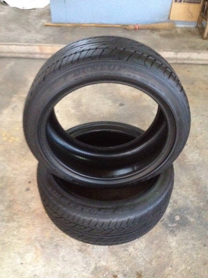 ขายยาง dunlop LM703 225 45 18 ปี12 ดอกหนาสภาพสวยไม่บวมไม่ปะไม่มีแตกลายงาขอบในมีขาดบางตอนถอดยาง 1คู่ ราคา2500บาท รับประกันยางทุกเส้นยินดีคืนเงิน โทร0924462525โส กทม