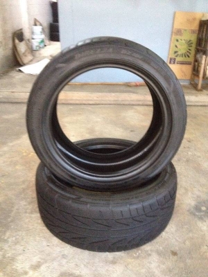 ขายยาง dunlop DZ101 225 45 17 ปี13 ดอกหนาสภาพสวยไม่บวมไม่ปะไม่มีแตกลายงาขอบในมีขาดบางตอนถอดยาง 1คู่ ราคา2400บาท รับประกันยางทุกเส้นยินดีคืนเงิน โทร0924462525โส กทม