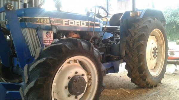 FORD 4630 - 2 เพลา 65 แรง รถบอดี้สวยอุปกรณ์ครบพร้อมใช้งานได้เลยครับ เครื่องแรงดีกำลังไม่ตก หางยกขึ้นลงได้ปกติดี อุปกรณ์มีใบมีดดันหน้า ผานพรวนดิน 6 ช่วงล่างแน่นดีคานหน้า 2 เพลาคาราโร่ เอกสารเล่มทะเบียนภาษีครบพร้อมโอน ราคาต่อรองได้ครับ
