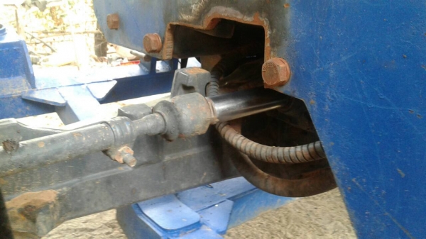 FORD 4630 - 2 เพลา 65 แรง รถบอดี้สวยอุปกรณ์ครบพร้อมใช้งานได้เลยครับ เครื่องแรงดีกำลังไม่ตก หางยกขึ้นลงได้ปกติดี อุปกรณ์มีใบมีดดันหน้า ผานพรวนดิน 6 ช่วงล่างแน่นดีคานหน้า 2 เพลาคาราโร่ เอกสารเล่มทะเบียนภาษีครบพร้อมโอน ราคาต่อรองได้ครับ