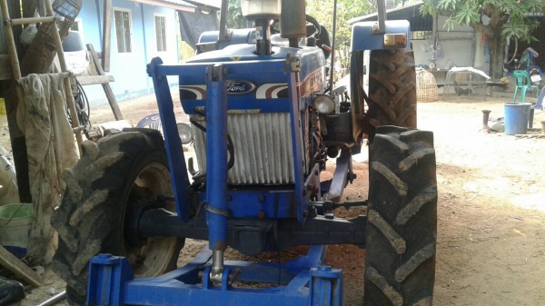 FORD 4630 - 2 เพลา 65 แรง รถบอดี้สวยอุปกรณ์ครบพร้อมใช้งานได้เลยครับ เครื่องแรงดีกำลังไม่ตก หางยกขึ้นลงได้ปกติดี อุปกรณ์มีใบมีดดันหน้า ผานพรวนดิน 6 ช่วงล่างแน่นดีคานหน้า 2 เพลาคาราโร่ เอกสารเล่มทะเบียนภาษีครบพร้อมโอน ราคาต่อรองได้ครับ