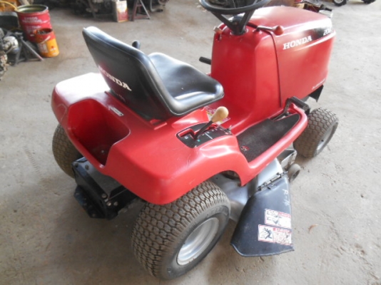 ขายรถตัดหญ้า HONDA 2013 สองใบตัด13แรง พร้อมใช้งาน ขายรถตัดหญ้า HONDA 2013 สองใบตัด13แรง พร้อมใช้งาน