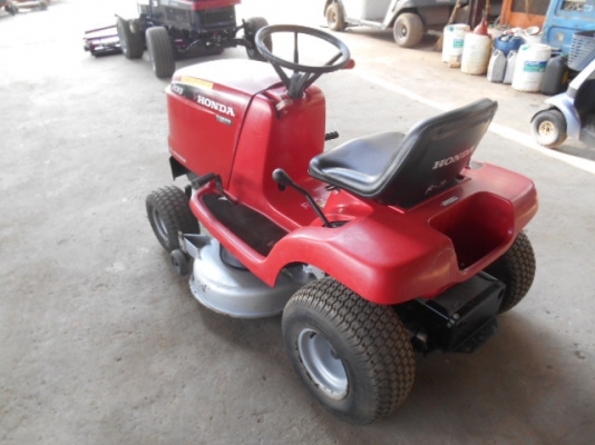 ขายรถตัดหญ้า HONDA 2013 สองใบตัด13แรง พร้อมใช้งาน ขายรถตัดหญ้า HONDA 2013 สองใบตัด13แรง พร้อมใช้งาน
