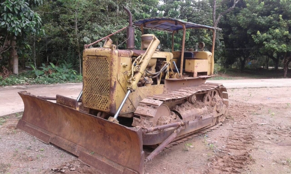 รถ แท็กเตอร์ CAT / D4 - D.  ปี 37.  ( มีขาย 2 คัน. )    สนใจติดต่อ  081 - 6079515