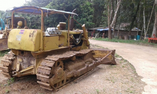 รถ แท็กเตอร์ CAT / D4 - D.  ปี 37.  ( มีขาย 2 คัน. )    สนใจติดต่อ  081 - 6079515