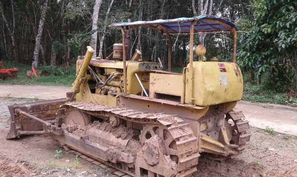 รถ แท็กเตอร์ CAT / D4 - D.  ปี 37.  ( มีขาย 2 คัน. )    สนใจติดต่อ  081 - 6079515