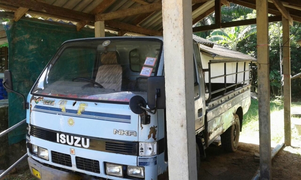 รถอีซูซุ 4 ล้อ NKR 88 แรงม้า. ปี 39.   สนใจติดต่อ  081 - 6079515