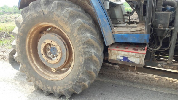 ขาย รถไถ 2 เพลา FORD 6640 คานหน้า CARRARO เอกสารเล่มทะเบียนครบ อุปกร์มีผาน 7 และผานดันหน้า