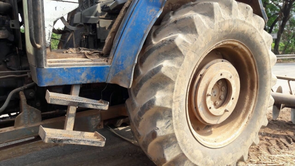 ขาย รถไถ 2 เพลา FORD 6640 คานหน้า CARRARO เอกสารเล่มทะเบียนครบ อุปกร์มีผาน 7 และผานดันหน้า