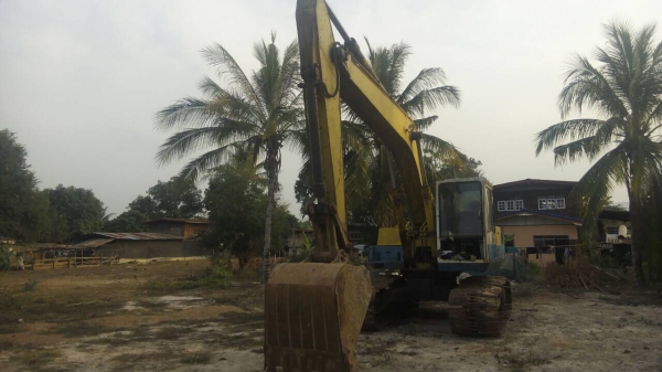 ขาย แบคโฮ KOMATSU PC200-3 คอนโทรลสั้น รถใช้งานอยู่เป็นประจำ เครื่องดี ปั้มรุ่น 5 เอกสารใบซื้อขาย