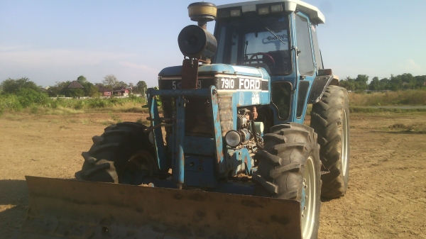 ขายรถไถFORDใหญ่  รุ่น8210   สองเพลาคานหน้าคาลาโล่10น๊อต สวยๆพ้ร้อมใช้งาน  อยู่ที่อ.กำแพงแสน  จ.นครปฐม