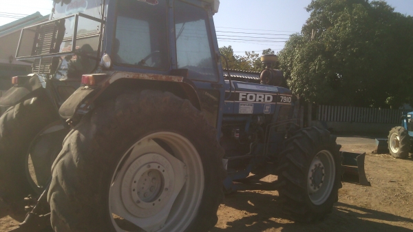 ขายรถไถFORDใหญ่  รุ่น8210   สองเพลาคานหน้าคาลาโล่10น๊อต สวยๆพ้ร้อมใช้งาน  อยู่ที่อ.กำแพงแสน  จ.นครปฐม