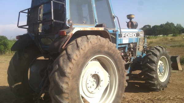 ขายรถไถFORDใหญ่  รุ่น8210   สองเพลาคานหน้าคาลาโล่10น๊อต สวยๆพ้ร้อมใช้งาน  อยู่ที่อ.กำแพงแสน  จ.นครปฐม