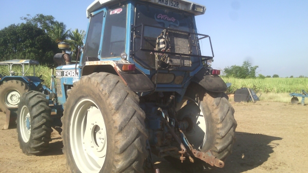 ขายรถไถFORDใหญ่  รุ่น8210   สองเพลาคานหน้าคาลาโล่10น๊อต สวยๆพ้ร้อมใช้งาน  อยู่ที่อ.กำแพงแสน  จ.นครปฐม