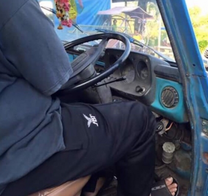 ISUZU ELF 74 HP รถหกล้อบรรทุก กระบะคอกเหล็กความยาว 3.20 เมตรสภาพดีพร้อมใช้งานได้เลยครับ เครื่องยนต์กำลังแรงดีมาก ภายในเก๋งคอนโซลอยู่ครบ พวงมาลัยธรรมดา ช่วงล่างดีคัชซีไม่ผุไม่บวม เอกสารทะเบียนภาษีครบพร้อมโอน ราคาต่อรองได้ครับ