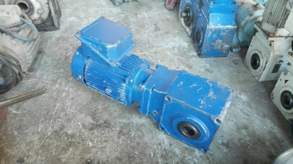 Sell>> มอเตอร์เกียร์ Sumitomo Hyponic Drive 1 HP. 380V. ทด 1:25 เพลาออกคู่ 60 RPM. สวยสดแน่น!!