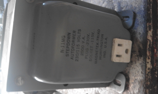 หม้อแปลงไฟ 220-115 ออโต้ 2000va usa (ตัวใหญ่)
