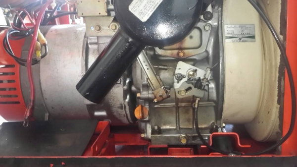 เครื่องปั่นไฟพร้อมเชื่อมยี่ห้อเดนโย้เครื่องเบนซิน4จังหวะแบบตู้เก็บเสียงสภาพสวยของญี่ปุ่นแท้เก่าเก็บราคา 22,000บาท