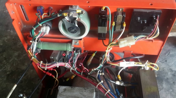 เครื่องปั่นไฟพร้อมเชื่อมยี่ห้อเดนโย้เครื่องเบนซิน4จังหวะแบบตู้เก็บเสียงสภาพสวยของญี่ปุ่นแท้เก่าเก็บราคา 22,000บาท