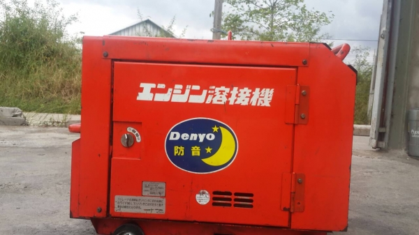 เครื่องปั่นไฟพร้อมเชื่อมยี่ห้อเดนโย้เครื่องเบนซิน4จังหวะแบบตู้เก็บเสียงสภาพสวยของญี่ปุ่นแท้เก่าเก็บราคา 22,000บาท