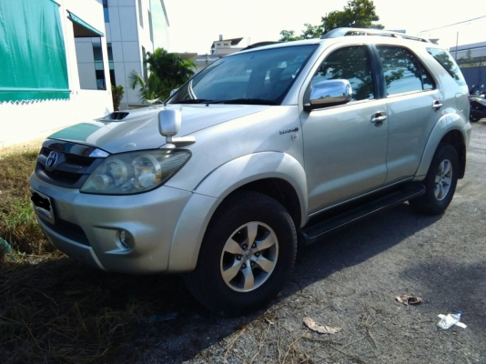 ขาย TOYOTA FORTUNER 3.0 V D4D 4 WD ปี 2005 สีบรอนซ์ เกียร์ออโต้ รถวิ่งไป 190,xxx กิโล รถมือเดียวตั้งแต่ป้ายแดง เคลียร์สีประกันมาแล้วรอบ ไม่มีชนหนักหน้าและหลัง สภาพดี ภาษีเต็มเล่มพร้อมโอน