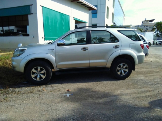 ขาย TOYOTA FORTUNER 3.0 V D4D 4 WD ปี 2005 สีบรอนซ์ เกียร์ออโต้ รถวิ่งไป 190,xxx กิโล รถมือเดียวตั้งแต่ป้ายแดง เคลียร์สีประกันมาแล้วรอบ ไม่มีชนหนักหน้าและหลัง สภาพดี ภาษีเต็มเล่มพร้อมโอน