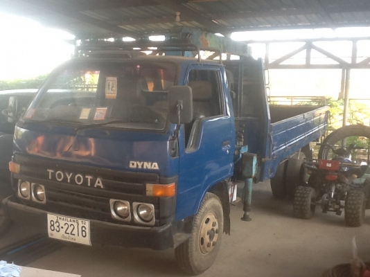 Toyota Dina หกล้อช่วงยาวติดเครน