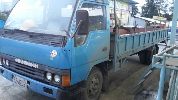 ขายด่วน รถ 6 ล้อกลาง กระบะยาว 6 เมตร