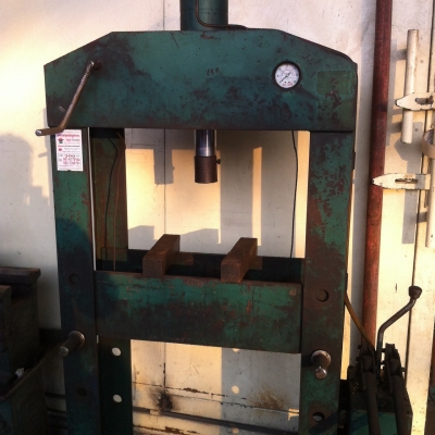 เครื่องอัด ไฮดรอลิคมือ 30 ตัน สภาพเนี๊ยบครับ เครื่องอัด ไฮดรอลิคมือ 30 ตัน สภาพเนี๊ยบครับ