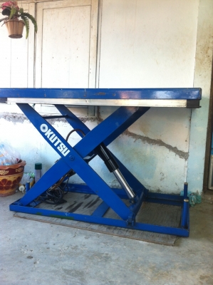 OKUTSU ไฮดรอลิคX ลิฟท์ญี่ปุ่น ไฟ 220Volt ยกหนัก800-900 กิโล ยกสูงสุดได้ 1 เมตร ลงต่ำสุดแบนราบ 6 นิ้ว เหล็กหนาญี่ปุ่น