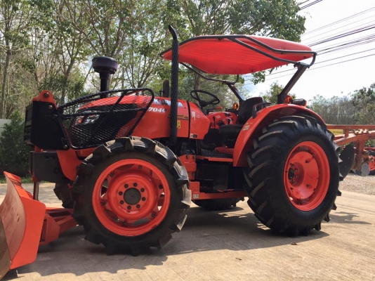 ขายรถไถ Kubota M7040 (4WD) พร้อมดันหน้า ผานบุกเบิกช้าง รถสวย พร้อมใช้งานครับ